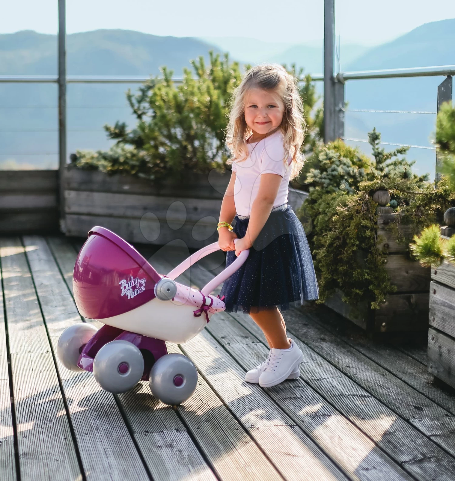 Minikiss Smoby Puppenset 27 Cm Wiege Esszimmerstuhl Mit Karussell Und Tiefem Puppenwagen (56 Cm Griff) Ab 18 Monaten 15 Minikiss Smoby Puppenset 27 Cm Wiege Esszimmerstuhl Mit Karussell Und Tiefem Puppenwagen (56 Cm Griff) Ab 18 Monaten – Bild 15