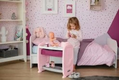 Kinderbettset Mit Wickeltisch Violette Baby Nurse 2in1 Smoby Mit Pinkelpuppe Und Mit Nachthemd Und Zwei Kleiderstücken -Smoby 220353 i smoby postielka prebalovaci pult 2