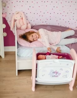 Bett Mit Wickeltisch Violette Baby Nurse 2in1 Smoby 3 Stellungen Mit Einer Pinkelpuppe Und 8 Zubehörteilen Ab 24 Monaten 22 Bett Mit Wickeltisch Violette Baby Nurse 2in1 Smoby 3 Stellungen Mit Einer Pinkelpuppe Und 8 Zubehörteilen Ab 24 Monaten -Smoby 220353 k smoby postielka prebalovaci pult 7