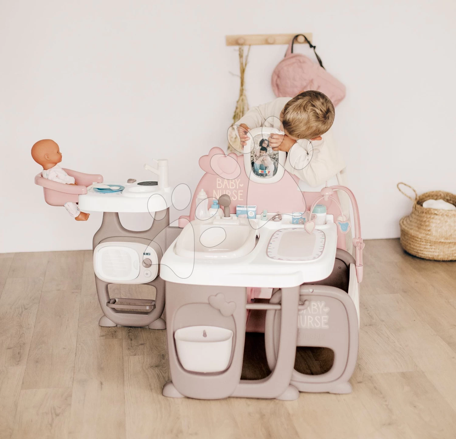 Set Spielhaus Für Die Puppe Large Doll's Play Center Natur D'Amour Baby Nurse Smoby Und Ein Kinderwagen - Eine Dreierkombination Mit Einem Känguru-Schlafsack Und Einer 32-cm-Puppe 220376-5 13 Set Spielhaus Für Die Puppe Large Doll's Play Center Natur D'Amour Baby Nurse Smoby Und Ein Kinderwagen - Eine Dreierkombination Mit Einem Känguru-Schlafsack Und Einer 32-cm-Puppe 220376-5 – Bild 13