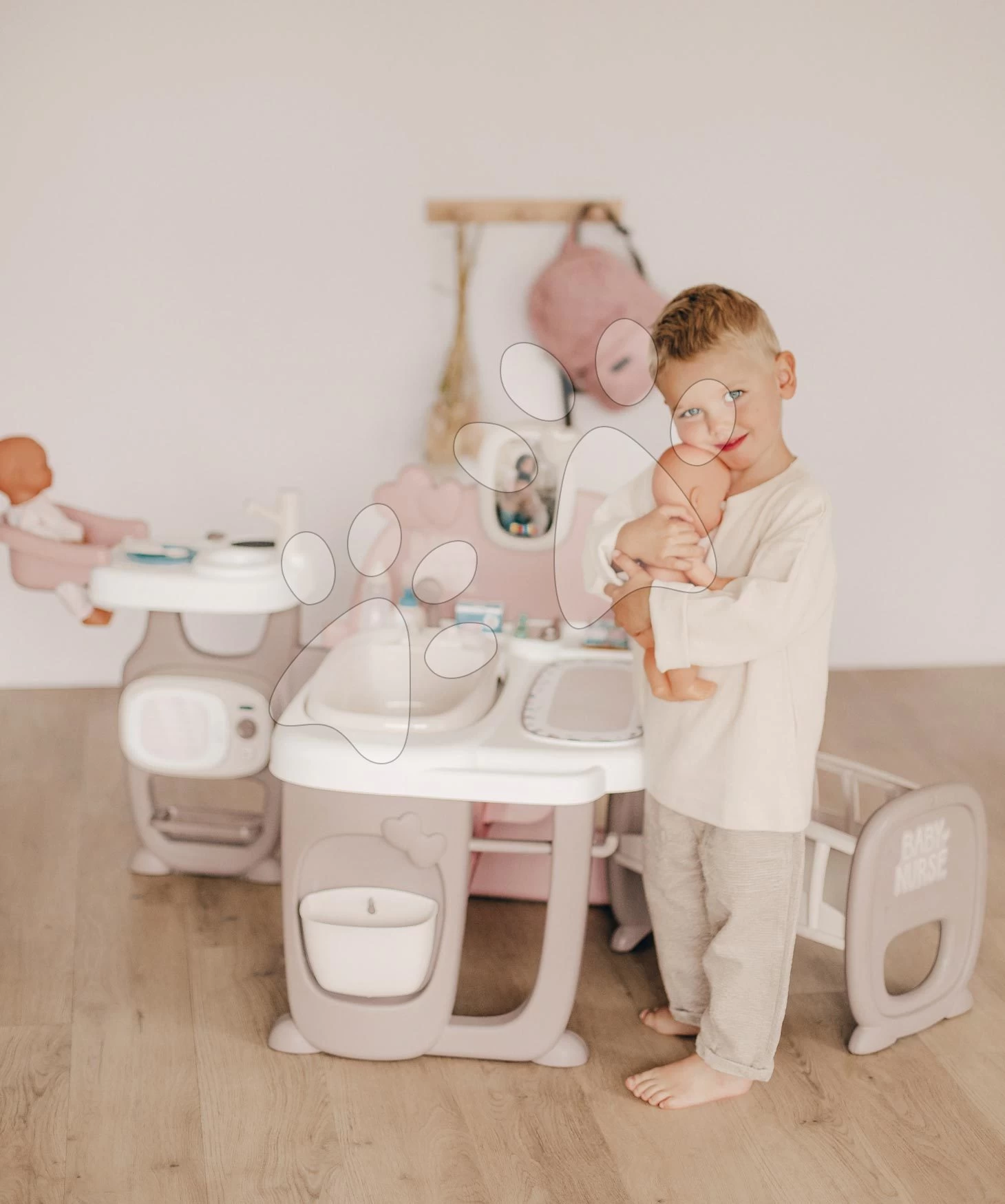 Set Spielhaus Für Die Puppe Large Doll's Play Center Natur D'Amour Baby Nurse Smoby Und Ein Kindersportwagen Mit Einem Känguru Und Einer 32-cm-Puppe 220376-3 13 Set Spielhaus Für Die Puppe Large Doll's Play Center Natur D'Amour Baby Nurse Smoby Und Ein Kindersportwagen Mit Einem Känguru Und Einer 32-cm-Puppe 220376-3 – Bild 13
