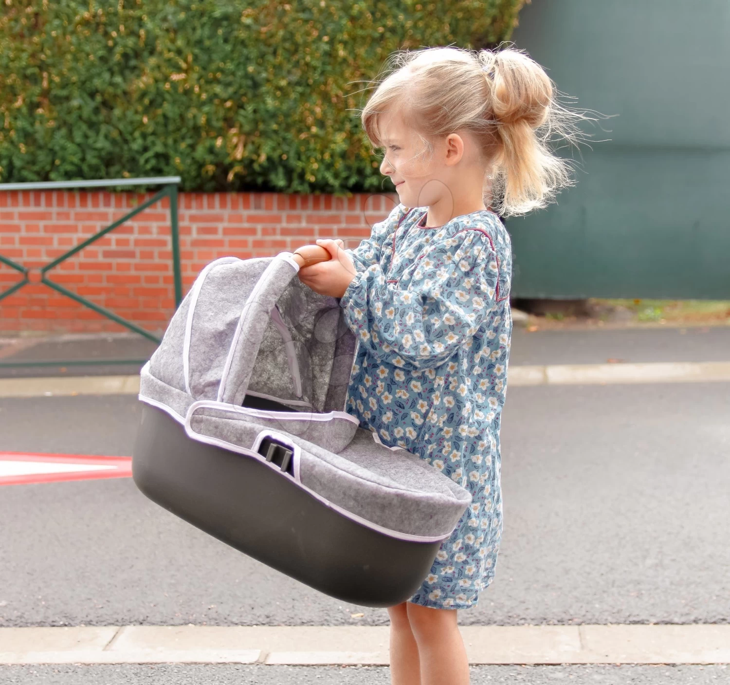 Puppenwagen-Set DeLuxe Pastell Maxi Cosi&Quinny Sport Grey 3in1 Smoby Und Eine Ergonomische Trage Und Eine Baby Nurse Milchflasche 8 Puppenwagen-Set DeLuxe Pastell Maxi Cosi&Quinny Sport Grey 3in1 Smoby Und Eine Ergonomische Trage Und Eine Baby Nurse Milchflasche – Bild 8