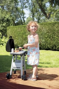 Grill Barbecue Smoby Mit Mechanischen Funktionen Und Sound Und 18 Zubehörteilen 73 Cm Hoch -Smoby 312001 j smoby grill