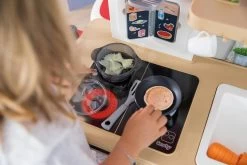 Wachsende Küche Mit Fließendem Wasser Und Microwelle Tefal Evolutive Gourment Smoby Rot Mit Zauberhaftem Sprudeln Stuhl Und 43 Zubehörteilen -Smoby 312302 lifestyle h smoby kuchynka 2