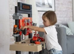 Kinderwerkstatt Mit Einer Black+Decker Bohrmaschine Smoby Und Ein LKW Mit Einem Arbeitskoffer Und Werkzeug 34 Kinderwerkstatt Mit Einer Black+Decker Bohrmaschine Smoby Und Ein LKW Mit Einem Arbeitskoffer Und Werkzeug -Smoby 360701 lifestyle b smoby pracovny stol