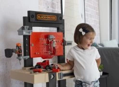 Kinderwerkstatt Mit Einer Black+Decker Bohrmaschine Smoby Und Ein LKW Mit Einem Arbeitskoffer Und Werkzeug 39 Kinderwerkstatt Mit Einer Black+Decker Bohrmaschine Smoby Und Ein LKW Mit Einem Arbeitskoffer Und Werkzeug -Smoby 360701 lifestyle f smoby pracovny stol