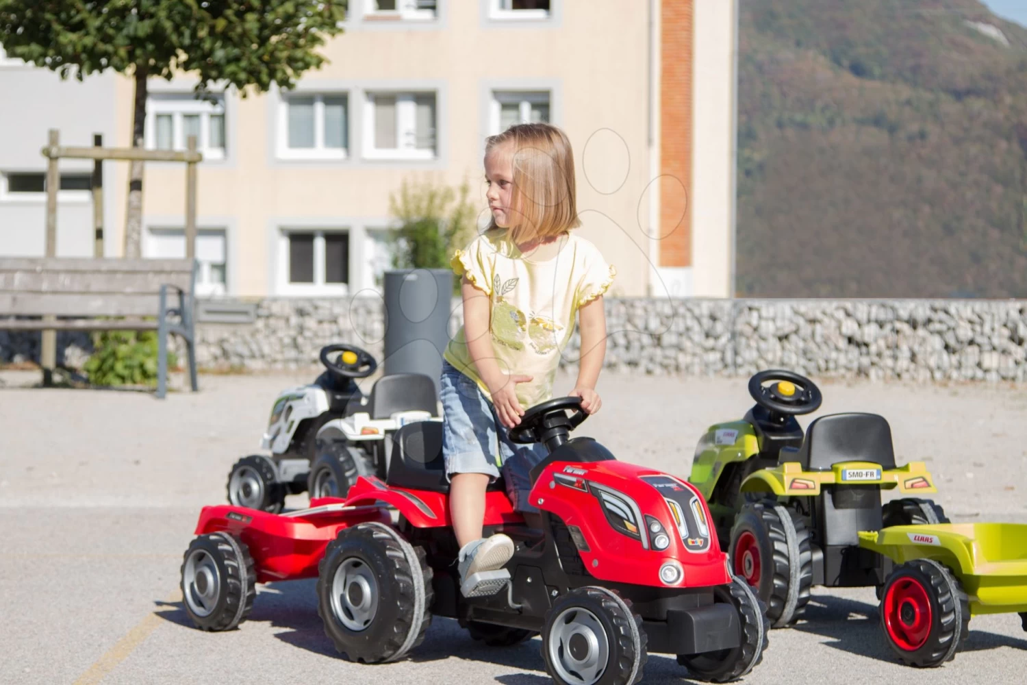 Trettraktor-Set Farmer XL Smoby Mit Anhänger Und Vroom Planet Flughafen Mit Spielzeugauto Und Flugzeug 11 Trettraktor-Set Farmer XL Smoby Mit Anhänger Und Vroom Planet Flughafen Mit Spielzeugauto Und Flugzeug – Bild 11